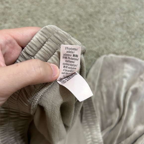 Victoria's Secret TRACKSUIT SET Crew neck & jogger pants VELOUR Size M Beige - Picture 15 of 15